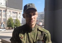 Наше знакомство с этим худощавым парнем в камуфляже произошло в самом центре Донецка совершенно случайно