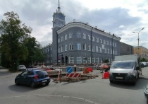 Огромная яма на пересечении улиц Дзержинского и Свердлова в столице Карелии получила шанс на ликвидацию
