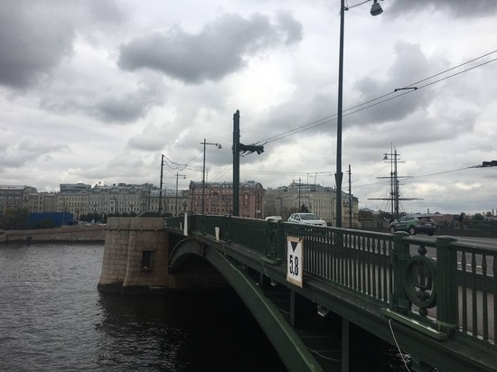 Петербуржцам напомнили о правилах безопасности на мостах и набережных