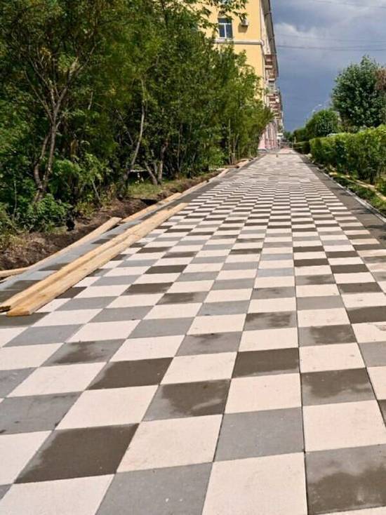 В Красноярске тротуар вдоль улицы Вавилова превратили в большую шахматную доску