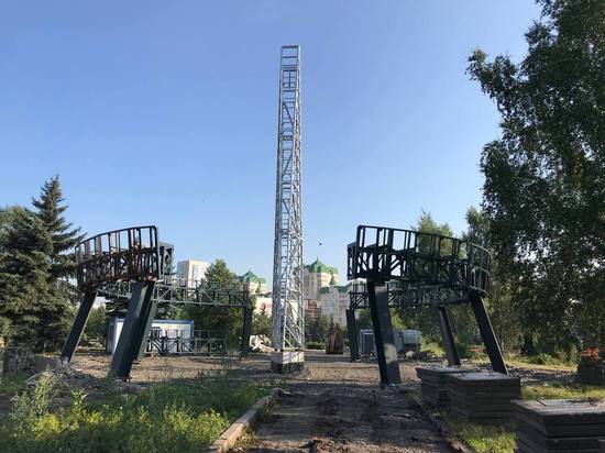 В Новокузнецке рабочие смонтировали каркас стелы “Город трудовой доблести”