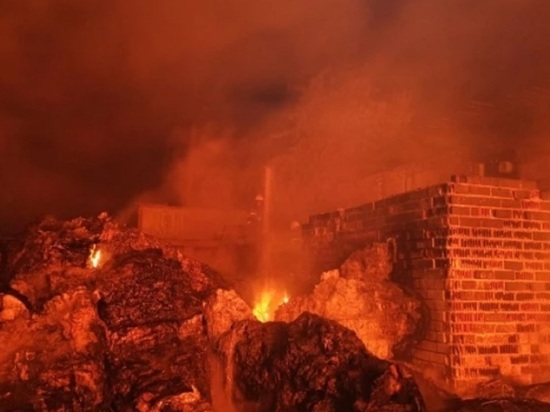 Всю ночь в Екатеринбурге горел ангар с автомобильной техникой