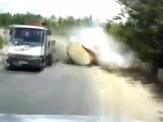 На севере Бурятии слетевшая с грузовика бочка врезалась в машину