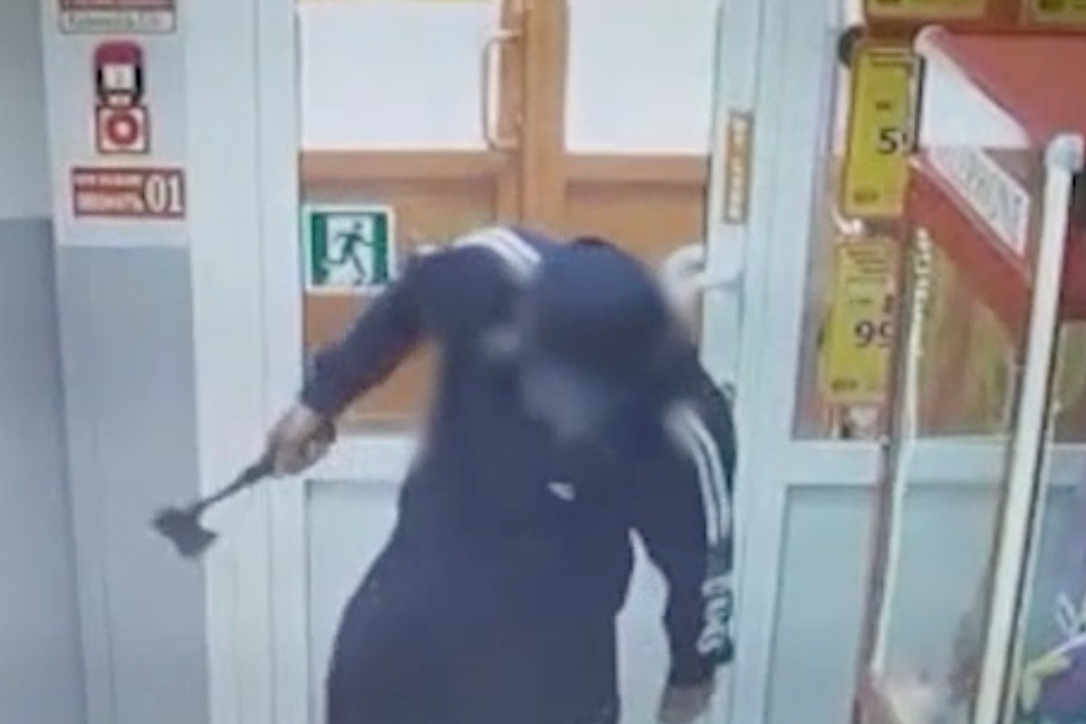 Нападение с топором. Работники магазина напали на девушку.