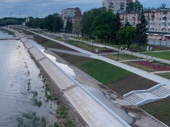Проливные дожди затопили нижней ярус набережной Александра Невского в Новгороде