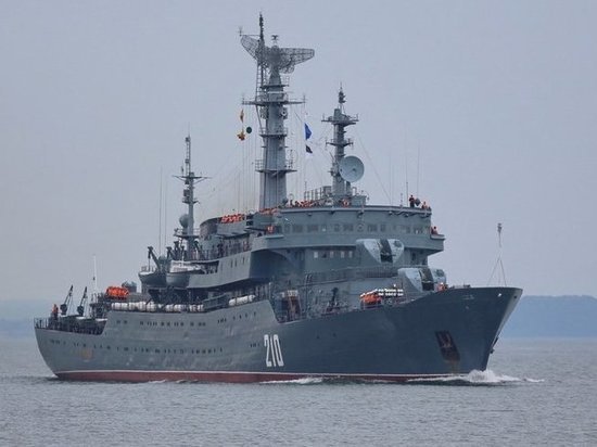 Учебный корабль «Смольный» прибыл в Североморск в ходе учебного похода