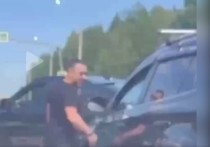 В Москве водитель, пытавшийся объехать пробку на Киевском шоссе, вышел из машины с автоматом из-за того, что другой водитель не давал ему проехать