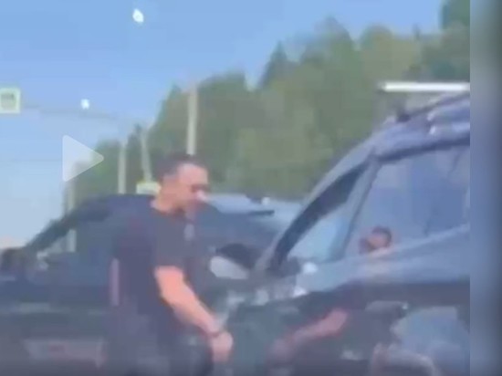 В Москве «обочечник» с автоматом угрожал водителю и попал на видео