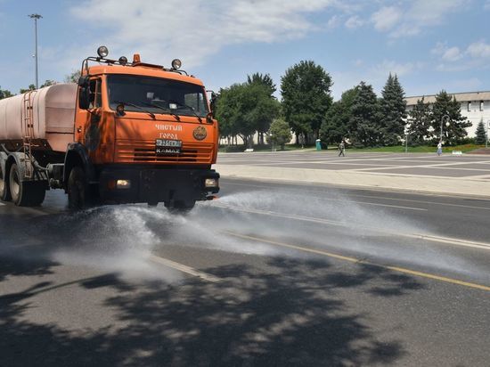 В Астрахани асфальт поливают водой