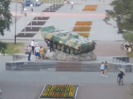 На Урале на военном памятнике букву Z превратили в «AZOV»