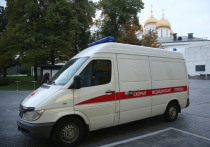В подмосковном Ступине местный житель во время ремонта дома упал с крыши шеей на работающую электропилу и остался жив