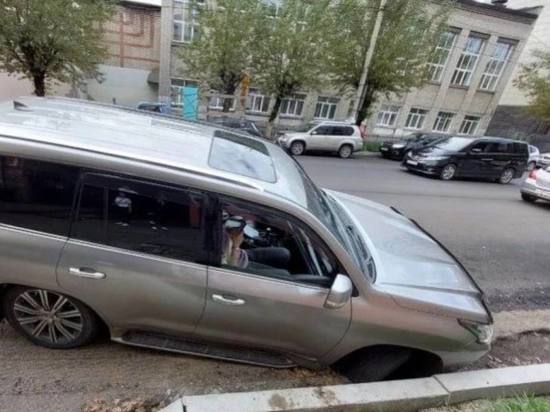 Lexus провалился колесом под асфальт в центре Читы