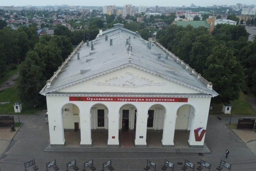 Дк орел. Дворец культуры железнодорожников Орел. Город с крыши. Дом культуры здание. Реконструкция дома культуры Орел.