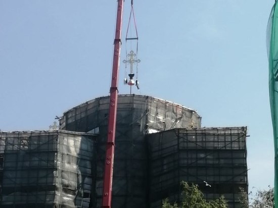 Павловскому кафедральному собору в Гатчине вернули отреставрированные кресты