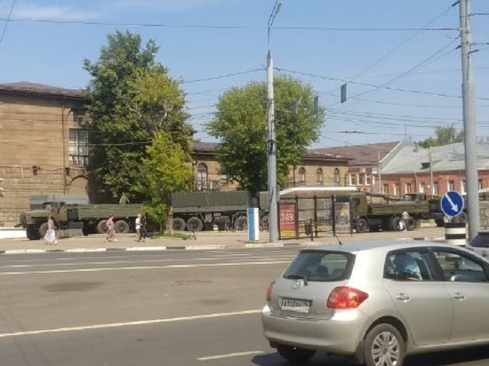 Жители Ярославля опять упрекают мэрию из-за военных и тротуарной плитки