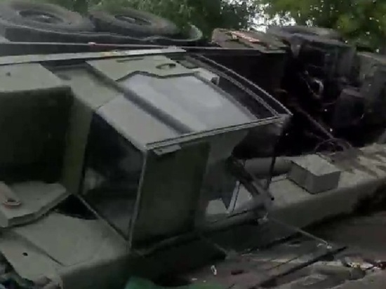 В Куркинском районе перевернулся военный автокран: видео