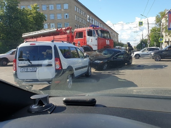 На Циолковского в Рязани пожарная машина столкнулась с Toyota