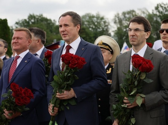 Вячеслав Гладков и Игорь Щеголев возложили цветы к Звоннице на Прохоровском поле