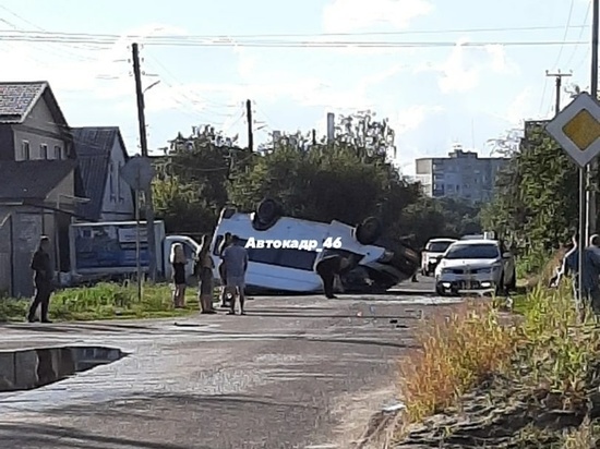 В Курске в ДТП с легковушкой перевернулся микроавтобус