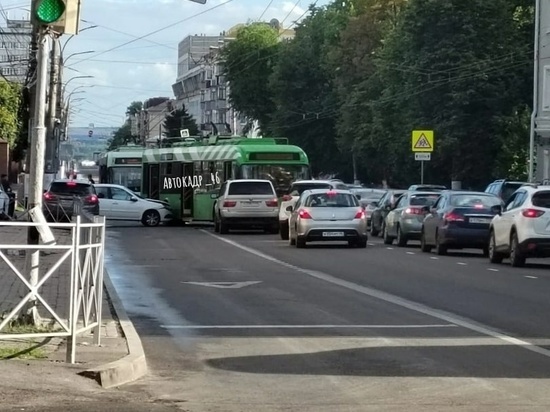 В Курске на Радищева троллейбус снес перед легковушке