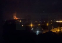 По предварительным данным, мощный пожар, сопровождающийся взрывами, возник в юго-западных окрестностях Луганска в ночь на среду