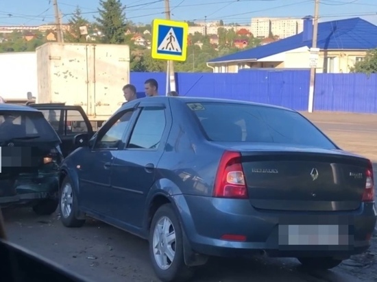 В Курске Renault с отказавшими тормозами повредил несколько легковушек