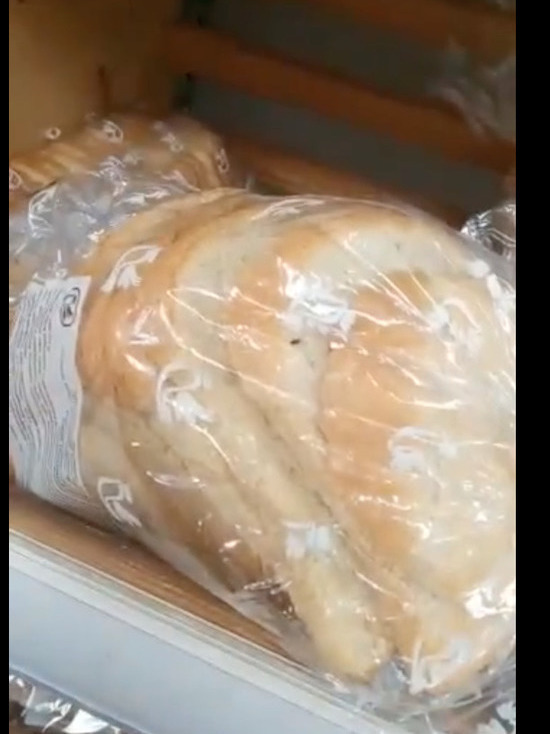Хлеб с мошками в упаковке возмутил жительницу Кузбасса