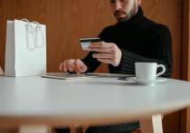 Ведущий юрист компании Объединенный Юридический центр "Парфенон" Павел Уткин заявил, что пользователи банковской карты, срок действия которой истек, могут сами решать, что делать с "пластиком"