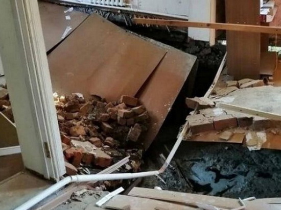 В Новозыбкове сфотографировали проваливайющийся под землю дом