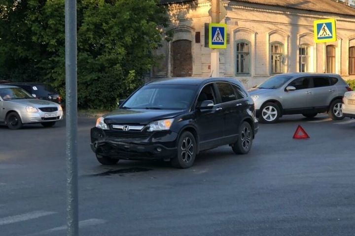Костромские ДТП: Honda и Toyota не поделили перекресток улицы Островского и Комсомольской