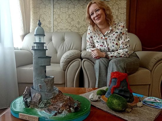 Школьники подарили министру образования на Сахалине игрушечный маяк