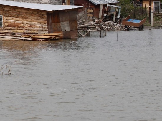 В Якутии из-за прорыва дамбы затопило город Верхоянск