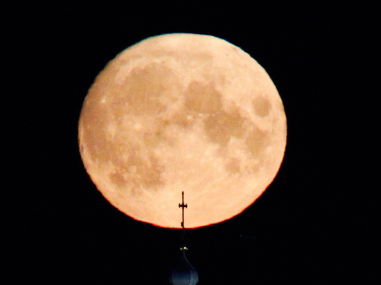 «Кровавая» Луна взошла над Петербургом в ночь на 13 июля