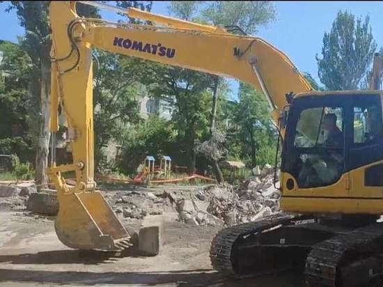 В Мариуполе снесли сгоревшее здание