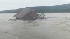 В Якутии из-за прорыва дамбы затопило город Верхоянск: видео стихии