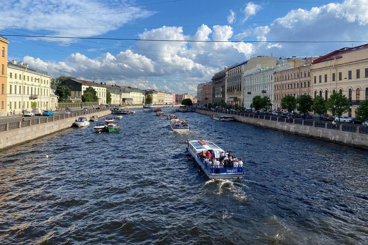 Нужно питер. Английская набережная в Санкт-Петербурге. Прогулка по рекам и каналам СПБ. Дождь в Петербурге. Реки Сибири Фонтанки.