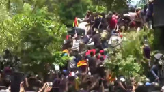 Демонстранты на Шри-Ланке ворвались в офис премьер-министра: видео очевидцев
