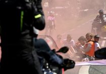 Около 10 человек стали виновниками прерванного этапа велосипедной гонки «Тур де Франс». В 36 километрах от финиша активисты приклеили себя к асфальту и запустили дымовые шашки. «МК-Спорт» расскажет, что случилось.