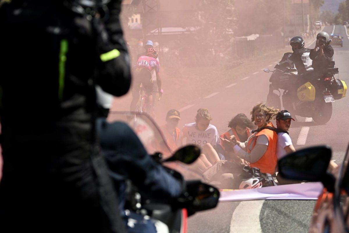 Протестующие намазали руки клеем и сковали себя наручниками