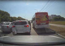 В Рязани водитель маршрутки №75 объехал пробку по газону