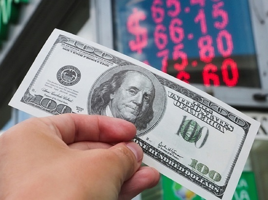Курс доллара впервые за 20 лет стал дороже евро