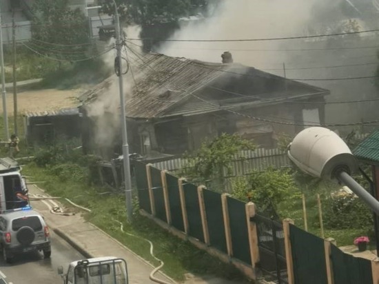 Заброшенный дом полыхает в Южно-Сахалинске