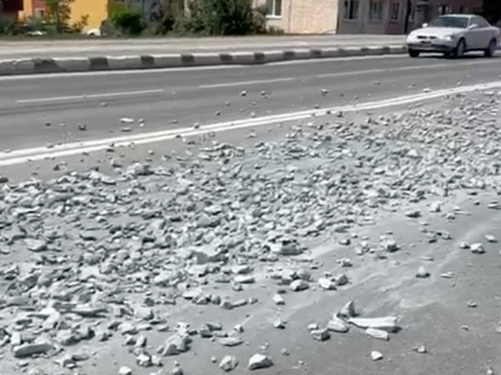 Крупный щебень рассыпали по улице Горького в Южно-Сахалинске