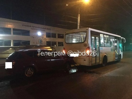 В Ставрополе иномарка врезалась в автобус на светофоре