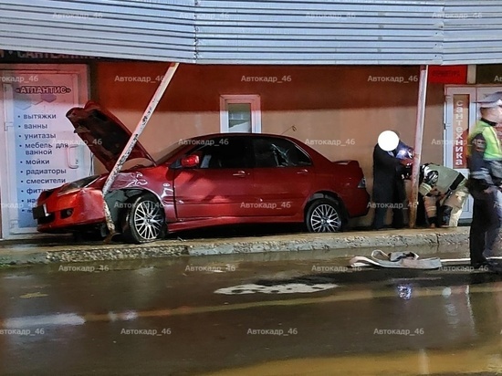 В Курске легковушка Mitsubishi испытала на прочность стену магазина сантехники