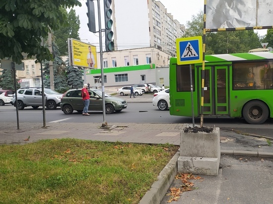 В Курске легковушка Lada взяла на таран автобус