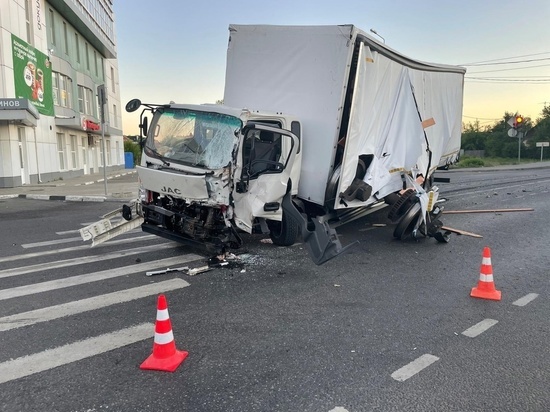 Водитель грузовика в Твери спровоцировал авария, поехав на красный свет светофора