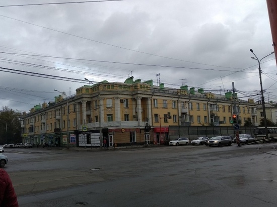 Фасад здания сталинки на улице Мичурина в Красноярске под угрозой разрушения