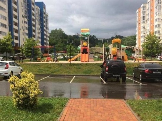 Маленькая девочка попала под колёса машины во дворе одного из домов в Сочи