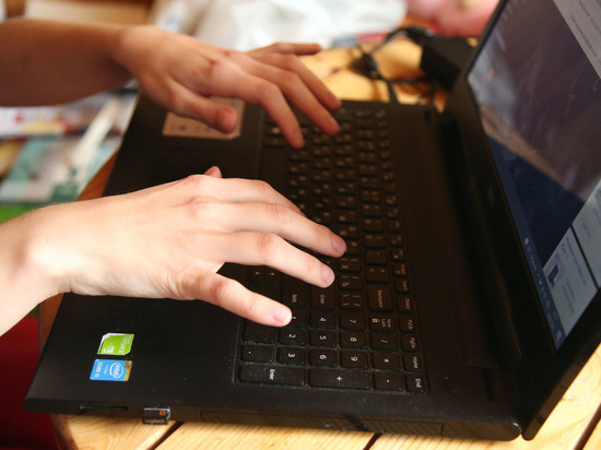 Победившему в конкурсе российскому ребенку-инвалиду вручили сломанный ноутбук
